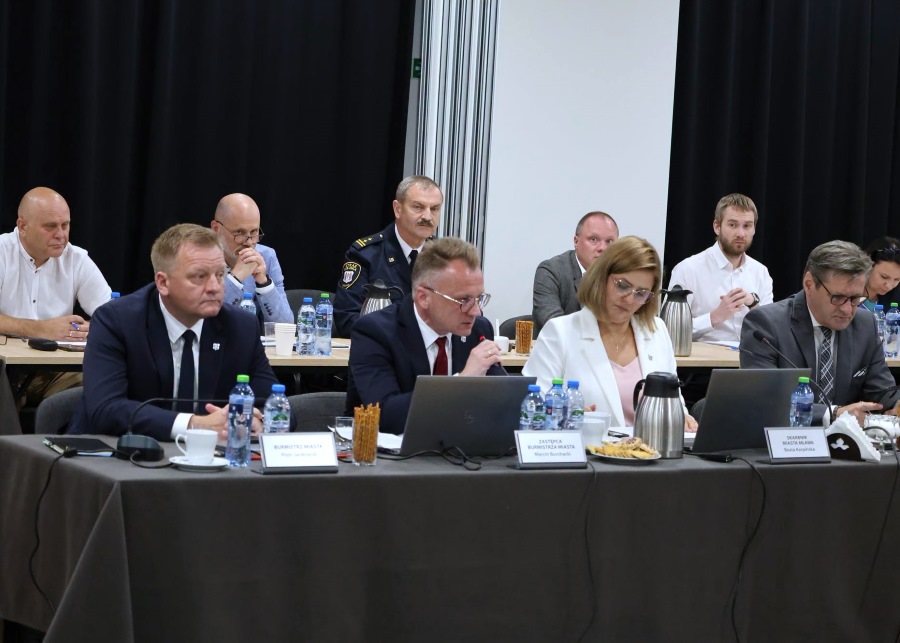 Burmistrz z podwyżką, szpital z pożyczką. Ważne decyzje mławskich radnych